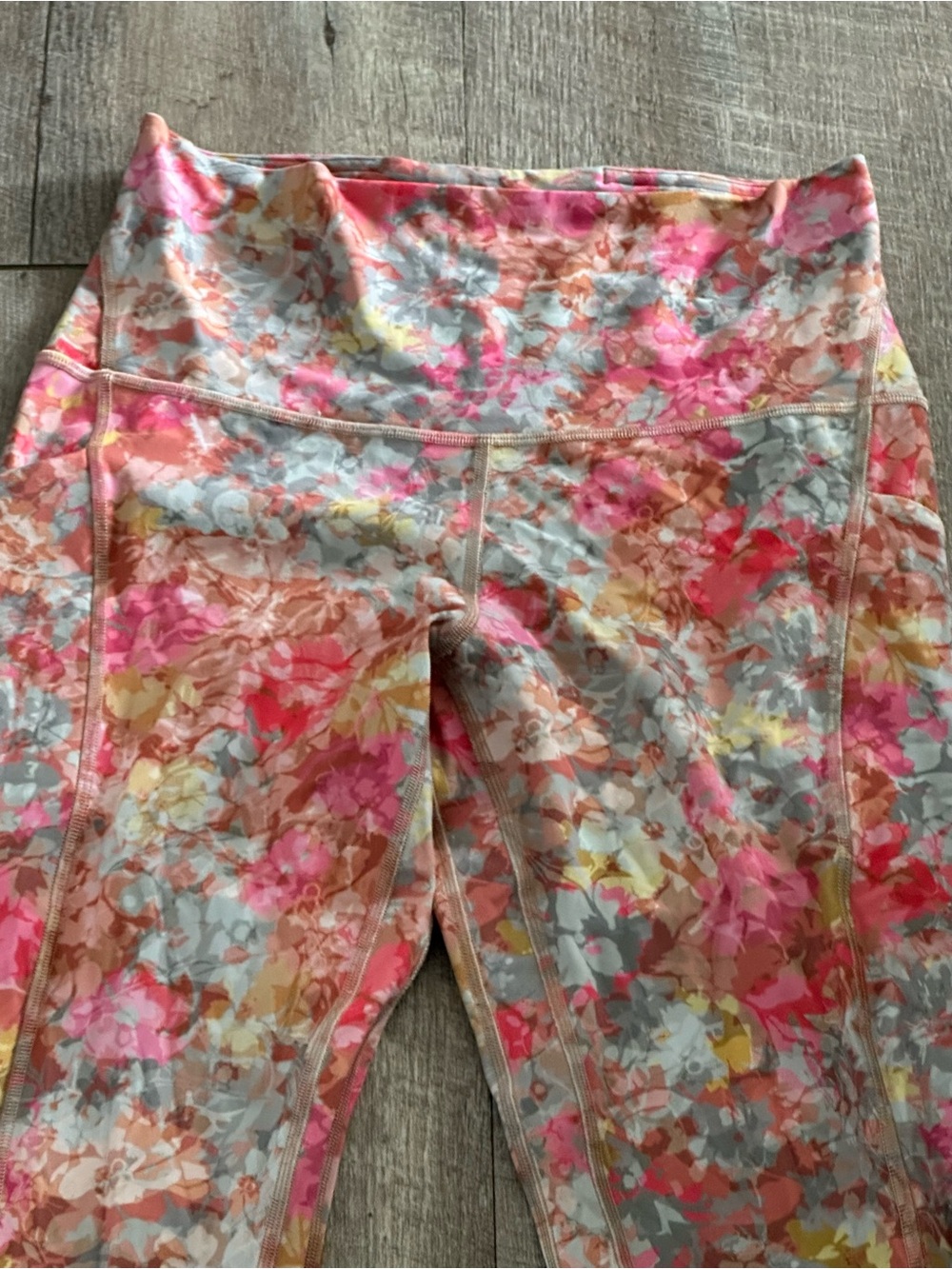 Lululemon women’s Active Leggings in buttery soft size 6 Pink Multi cropped - Picture 2 of 4